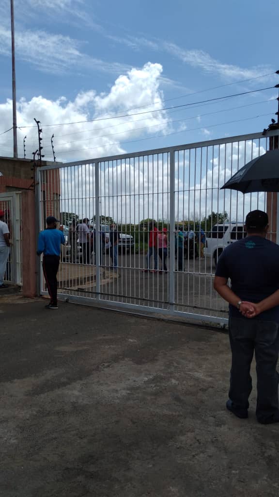 JoseMiguelRz's tweet photo. Vecinos de las Resd. Las Paulinas en Las Peonias de nuevo están denunciando que funcionarios del Ministerio Público y de la policía están en estos momentos en la entrada de la urbanización para invadir. #27Octubre #PuertoOrdaz @PableOstos @GEDV86 https://t.co/1cnbX0Fdbj