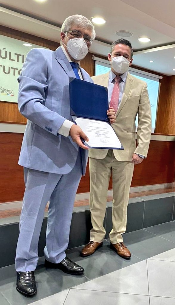 uees_ec's tweet photo. Nuestro rector, Joaquín Hernández, Ph.D. recibe certificado de #AcreditaciónUEP2020 por parte del @Caces_Ec https://t.co/jbJCcnNUSA