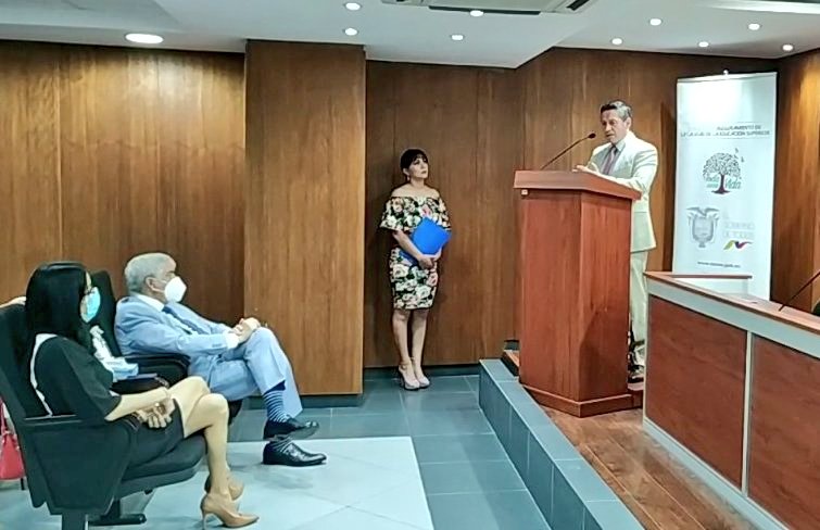uees_ec's tweet photo. Nuestro rector, Joaquín Hernández, Ph.D. recibe certificado de #AcreditaciónUEP2020 por parte del @Caces_Ec https://t.co/jbJCcnNUSA