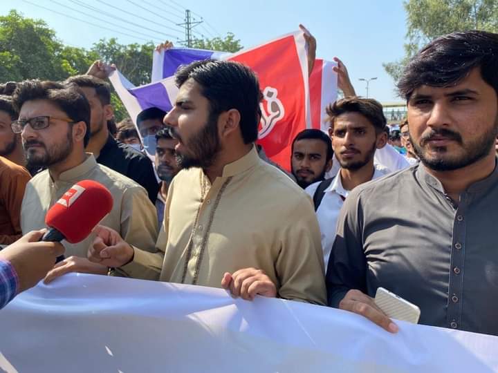 JamiatPK's tweet photo. اسلامی جمعیت طلبہ لاہور کا ناموس رسالت ﷺ کے مسلہ کے حوالے سے فرانس میں پیش آنے والے حالیہ واقعہ کے حوالے سے احتجاجی مظاہرہ بھیکے وال موڑ پر ہوا 
#لبیک_محمد_ﷺ
#فرانس_مردہ_باد
#جمعیت_لاہور https://t.co/rD8kKtgguR