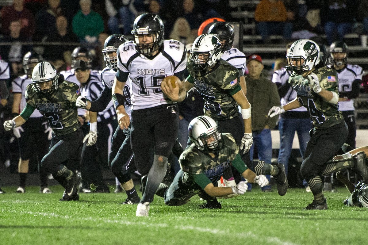 VTCody's tweet photo. #OnThisDate in 2017: Jake Capasso had 148 yards and three touchdowns as @taknightsfb earned its second win of the season with a 39-14 rout of @BwayFB. Knights quarterback Ben Custer tossed two touchdowns in the win. https://t.co/eHY7uYZ4C6