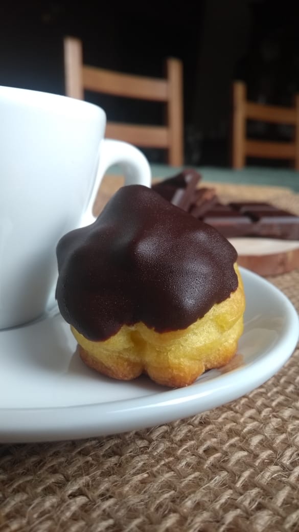 Good day begin with coffee and something sweet like PROFITEROLES 🍫..
#dessert #cream_puff #darkchocolate
#chocolatedessert #chocolate
#food #foodbloggers #cheflife #easyrecipes
#chocolate #baking #Profiterole
#cream_puffs #Nesmascooking 
#foodphotography #foodaddict 
#coffeetime