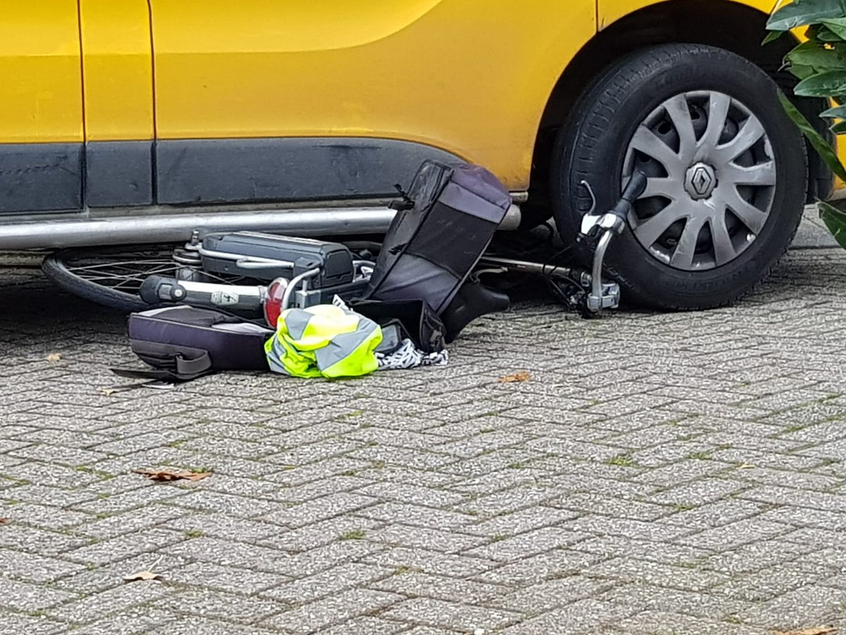 Fiets komt vast te zitten onder busje na aanrijding op woonerf in Ulft...