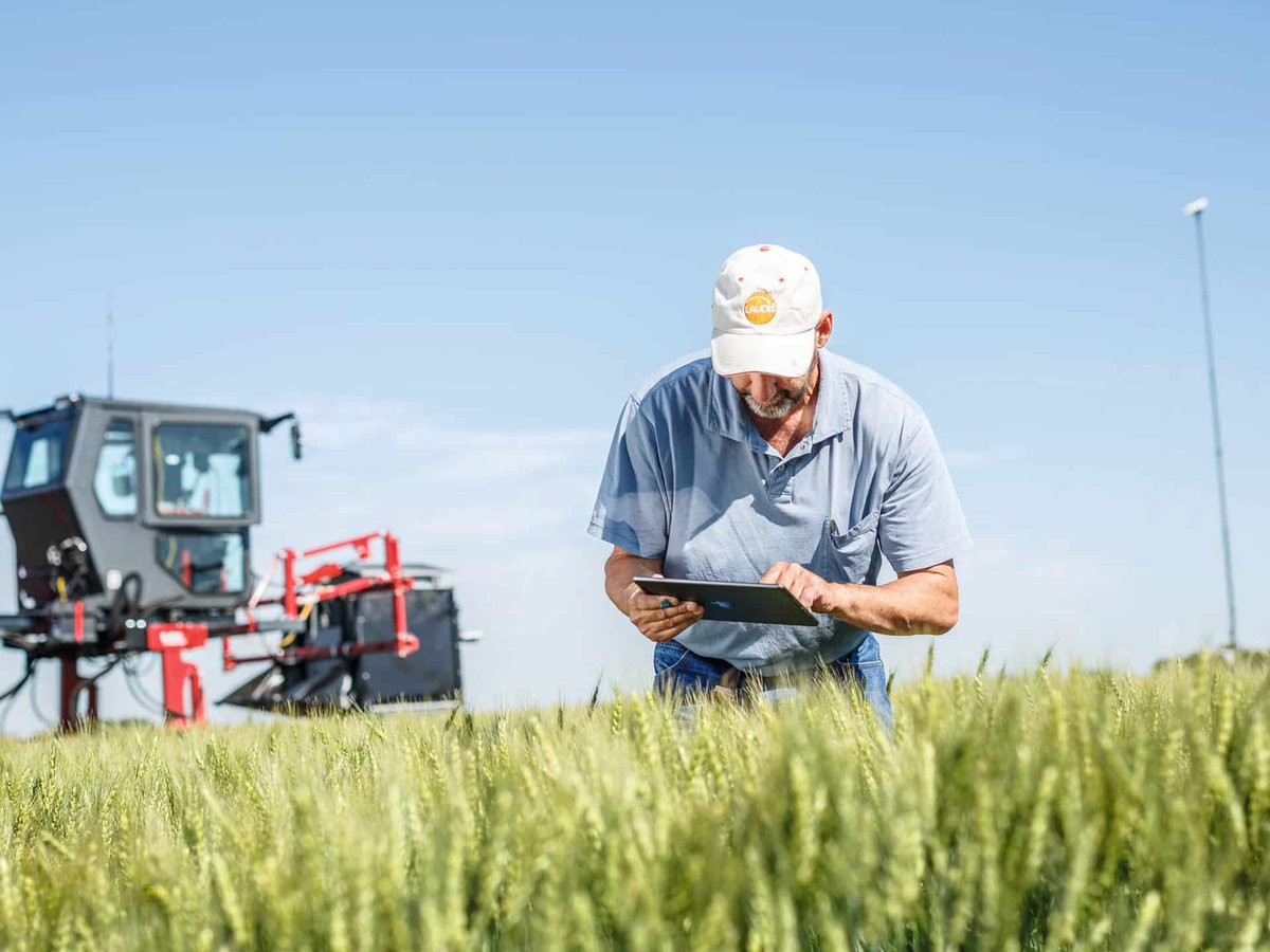 Bayer4CropsES's tweet photo. 🚜🌐 ¿Estamos lo suficientemente preparados para afrontar el cambio de #SistemaAgrícola que nos depara el futuro o todavía queda trabajo por hacer?
Lo cuenta Javier López-Bellido Garrido, doctor ingeniero agrónomo en #BlogBayer 👇 https://t.co/UJijNd02KR https://t.co/LBRpKmggiB