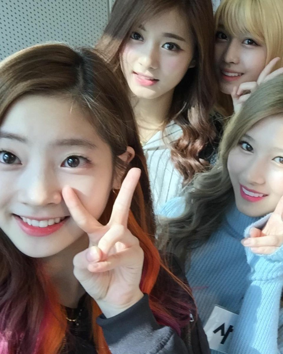 TWICE_Venezuela's tweet photo. [📸]

📌Choi HwaJung de "Power Time" publicó fotos de TWICE por ser el mismo día que asistieron al programa de radio hace 5 años 

"Era como Ooh Ahh, y tenían sus etiquetas, ya que es su primera aparición. Son como bebés😍
Pero #perfectvisual desde su debut"

#TWICE @JYPETWICE https://t.co/RPPsCOshm1