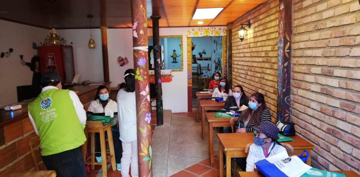 SAColombia's tweet photo. #AEstaHora la @SAColombia y el @BancoAgrario inician en Chiquinquirá, Boyacá, el primer grupo focal con mujeres rurales para conocer directamente de ellas sus necesidades y expectativas frente al crédito agropecuario. #MujerRural https://t.co/iasCuJlbEW