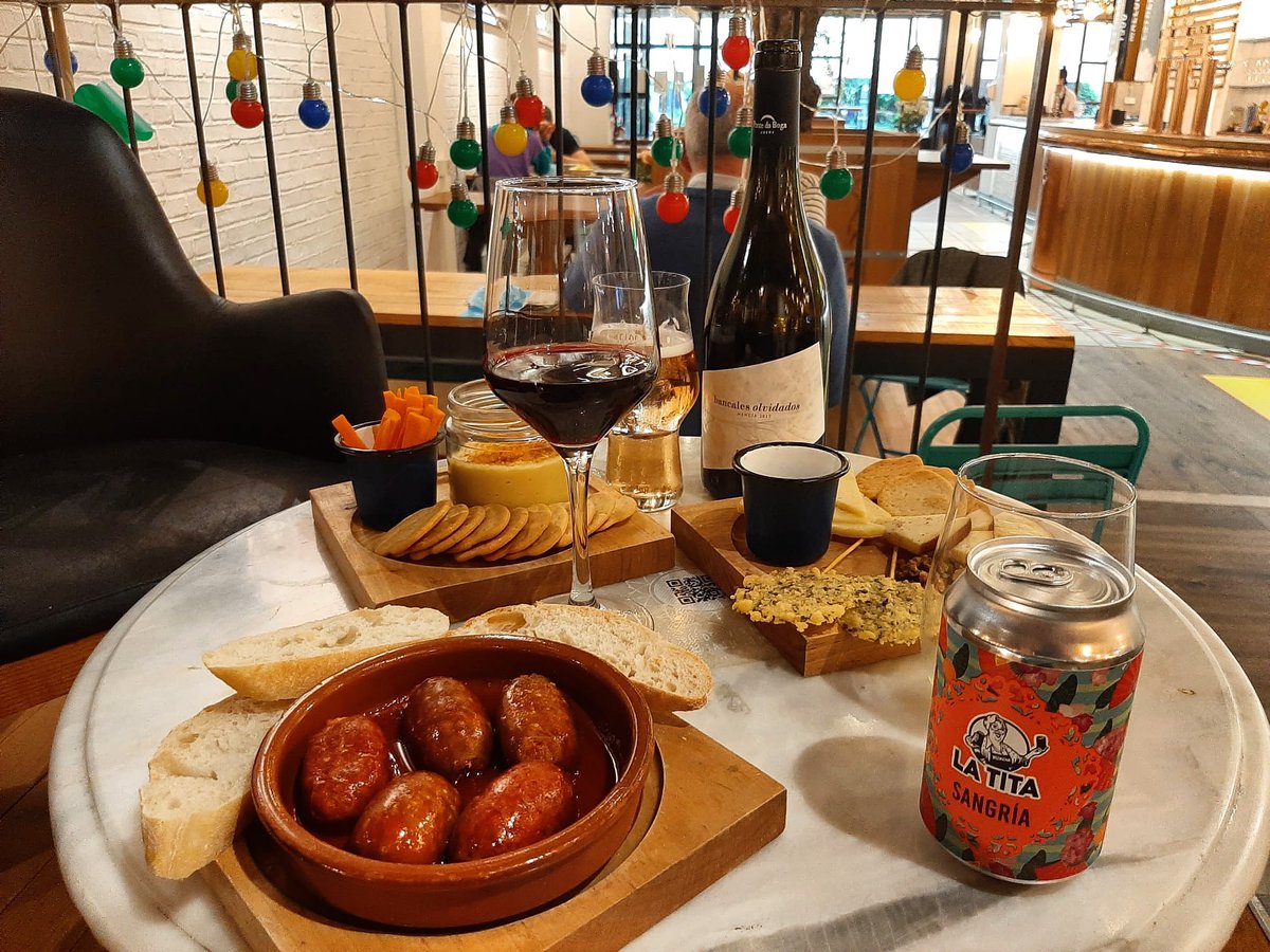 ¿Has probado los nuevos platos de nuestra carta? Hummus de maíz, tabla de quesos gallegos y choricitos a la sidra <a href="/maelocway/">maelocway</a>. 

#nuevacarta #LaTitaRiveraVigo #baresdeVigo #hummus #chorizoalasidra #quesosgallegos #CosechadeGalicia #proximidad