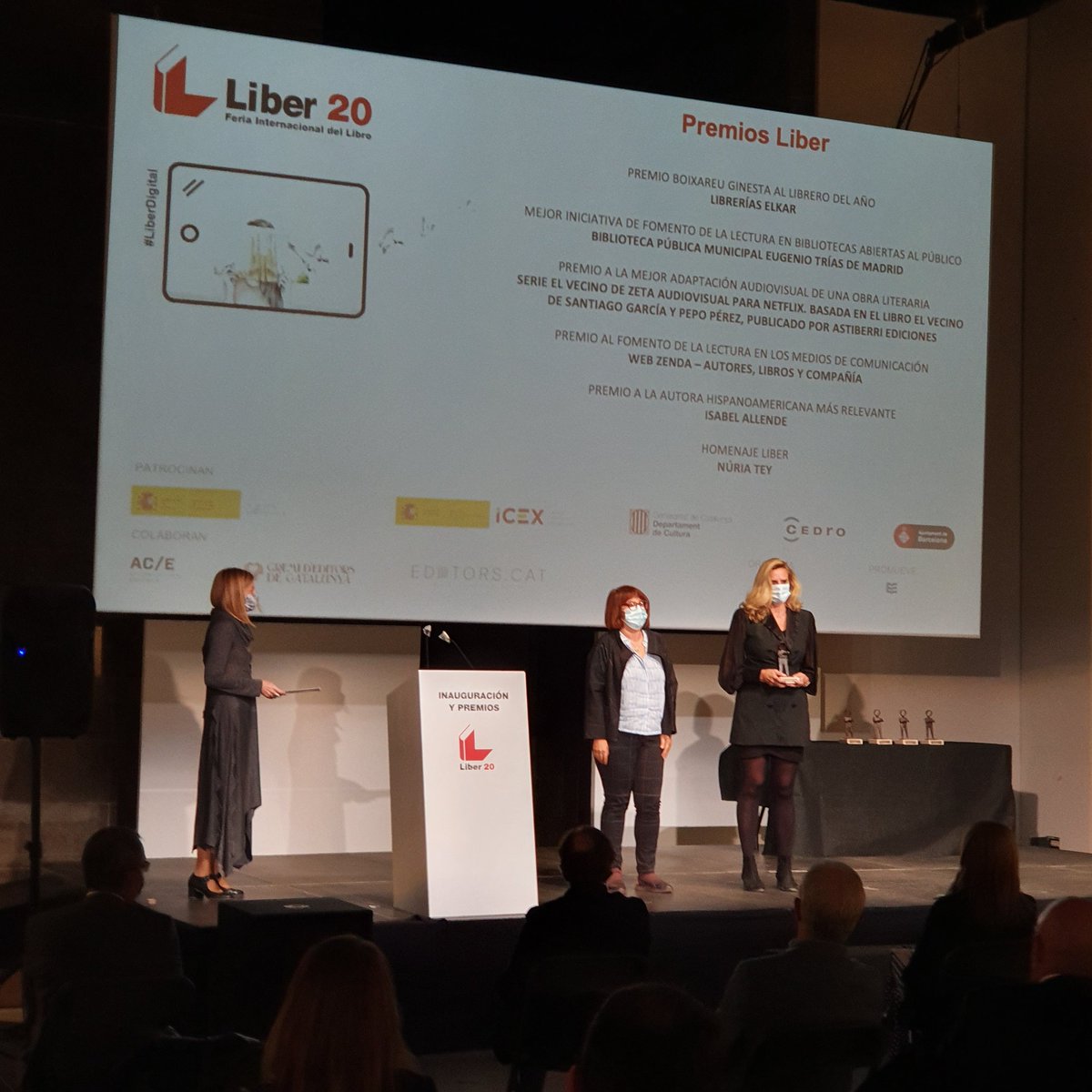 FeriaLiber's tweet photo. 🏅Entrega de #PremioLiber 2020 a la biblioteca pública municipal “Eugenio Trías” de Madrid por el Fomento de la lectura en bibliotecas abiertas al público por @FGEEenlinea. 

#LiberDigital #Liber20 https://t.co/LBCEvKQJqK