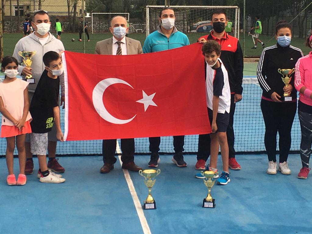#29Ekim Cumhuriyet Bayramı tenis etkinlikleri tamamlandı. 

Etkinlik sonunda yapılan ödül törenine İl Müdürümüz Ömer İlman, Menteşe İlçe Müdürümüz Yavuz Karahasanoğlu, kurum çalışanlarımız ve sporcular katılım gösterdi.

<a href="/kasapoglu/">Dr. Mehmet Kasapoğlu</a> 
<a href="/gencliksporbak/">Gençlik ve Spor Bakanlığı 🇹🇷</a> 
<a href="/ilmanOmer48/">ömer ilman</a>