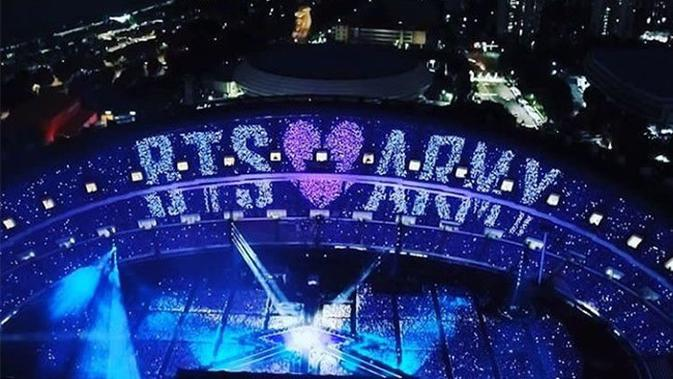 sunllysa's tweet photo. Se eu pudesse, eu voltaria no tempo para poder viver tudo isso novamente. Não me arrependo de nenhuma das minhas escolhas, não me arrependo de nada. O BTS influenciou muito na formação da minha pessoa, e eu sou muito orgulhosa de ser quem eu sou. Obrigado, BTS.

#to_BTS @BTS_twt https://t.co/AZoPYajwON
