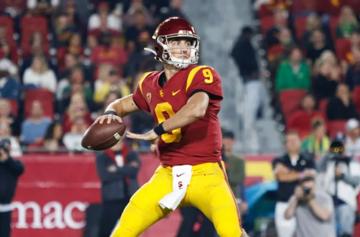 USCrebound's tweet photo. PLAYERS TO LOOK OUT FOR THIS SEASON‼️‼️‼️

Kedon Slovis, QB (#9):

-Sophmore

-71.9 CMP% (2019)

-3,502 YDS (2019)

-30 TD's (2019) https://t.co/4c2PCPaGvT