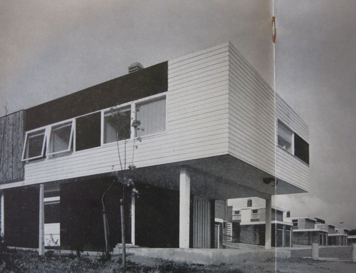 3/ But new modernist forms were emerging too - on the left, homes in Peterlee; on the right, split-level terrace housing in Cumbernauld.