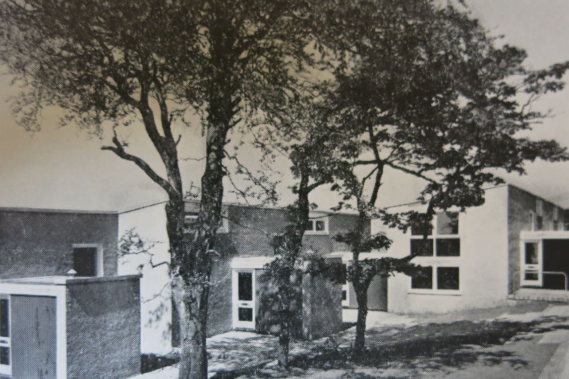 3/ But new modernist forms were emerging too - on the left, homes in Peterlee; on the right, split-level terrace housing in Cumbernauld.