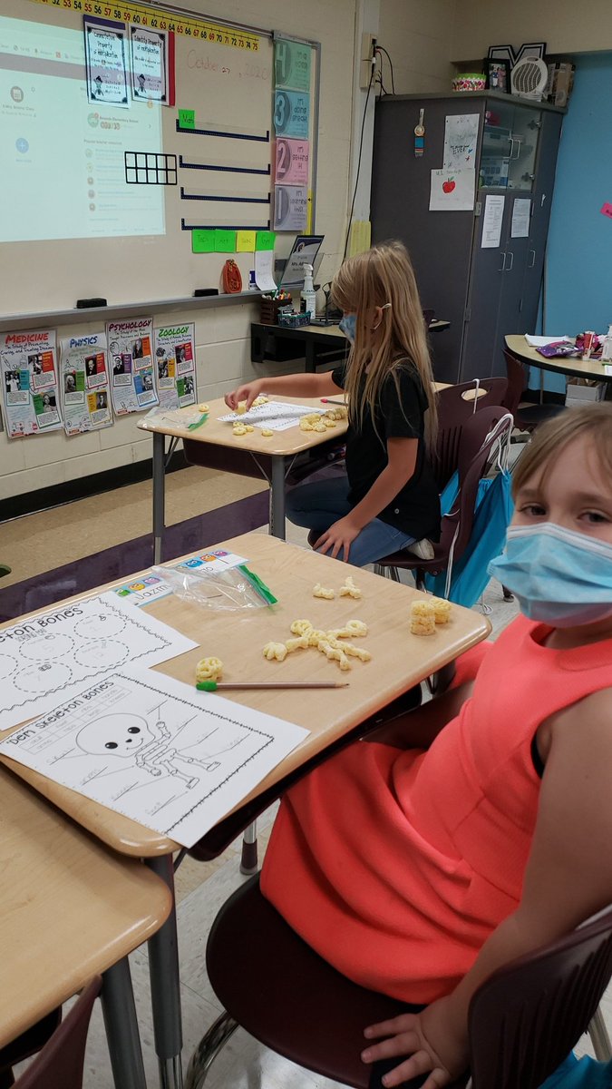 AngelaAdams3rd's tweet photo. Having fun counting and sorting today! Thank you Mrs. Hurr for the fun activity ! #MIDDIERISING #AMANDAELEM #ACTIVATINGAWESOME #Halloween https://t.co/WS3fs3U9qo