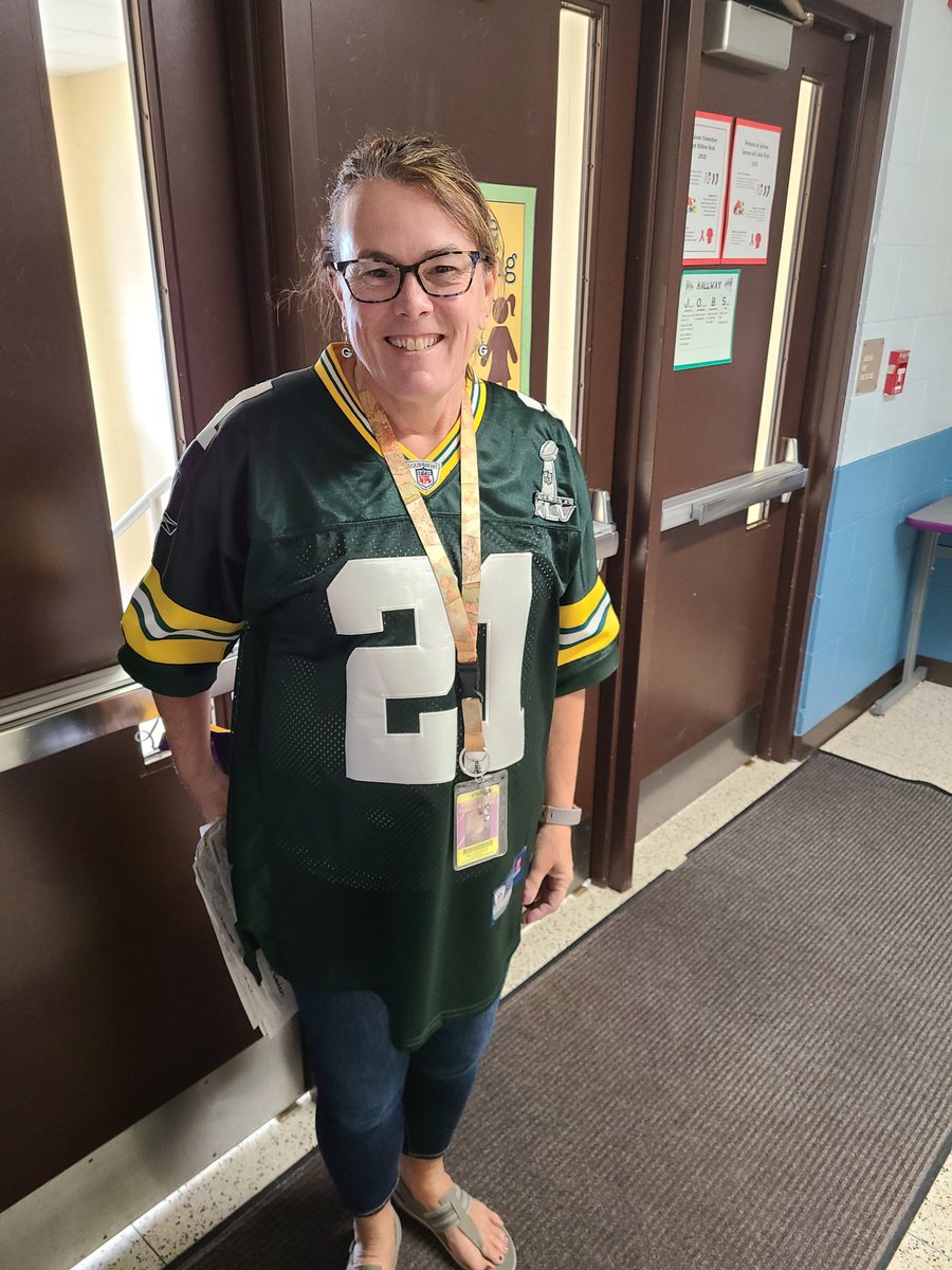 jacksonroom101's tweet photo. Sporting my favorite player @CharlesWoodson and team @packers for team up against drugs day at Jackson Elementary. #RedRibbonWeek2020 https://t.co/rJgXOSY09y