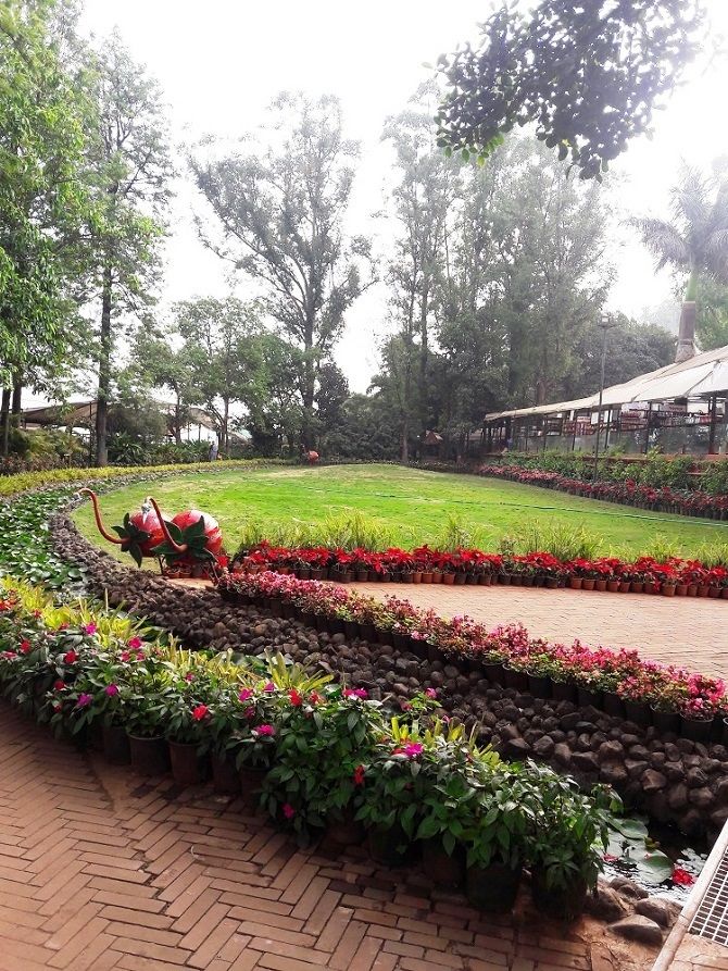 SukhvDotCom's tweet photo. Mapro garden is a beautiful small place in #Panchgani area in #Maharashtra coming from #Mahabaleshwar. With modern styled gardens it is a perfect place to take selfies and snaps with families and friends.
https://t.co/GXEuGJd5kd
#travel #solotravel #india #maprogarden https://t.co/RLvEdYOHqd