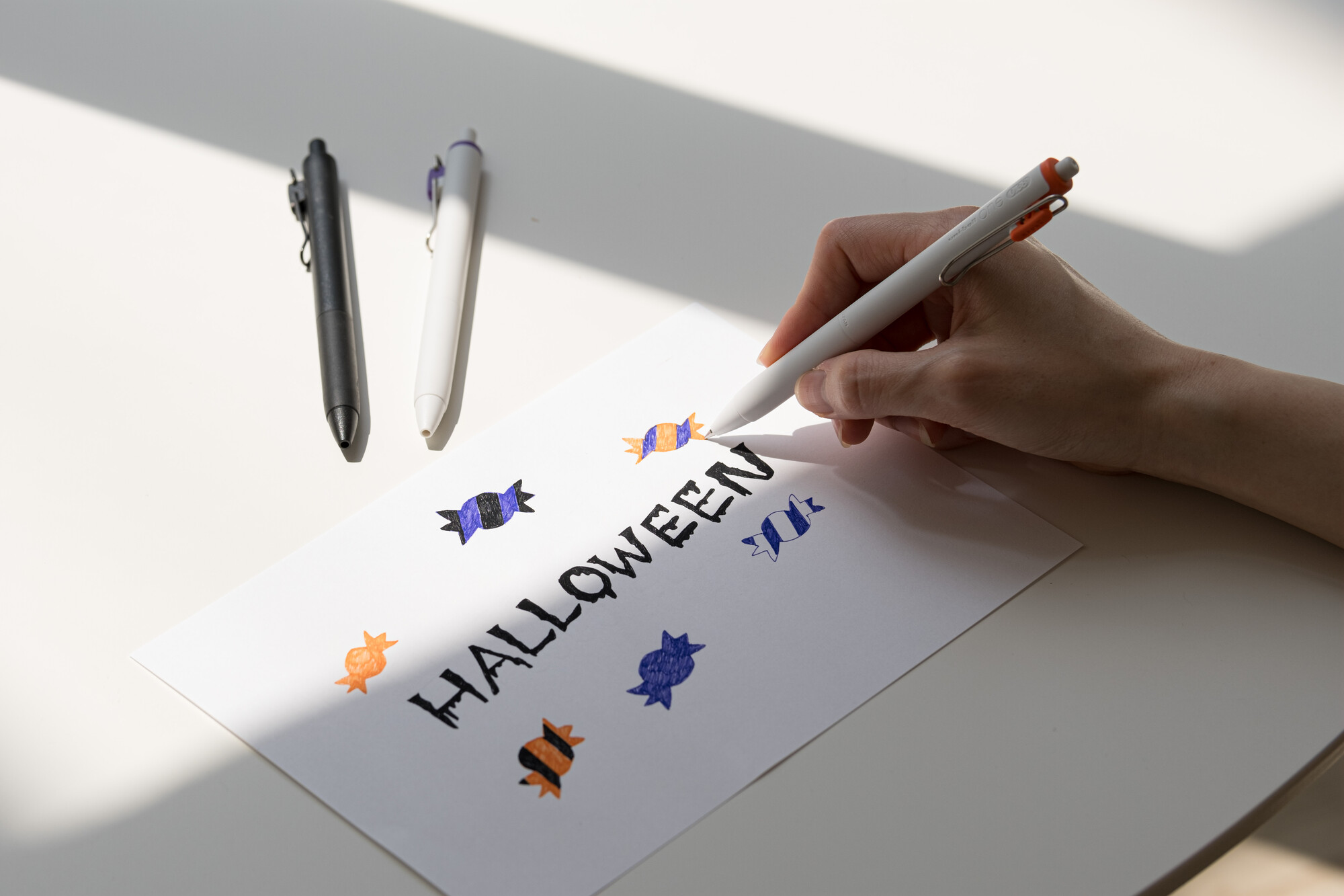 Uni 三菱鉛筆 公式 Auf Twitter ユニボールワン の ハロウィン カラー 黒色をうまく使って かっこいいハロウィン イラスト を描いてくださいね Uniの色見本 イラスト好きさんと繋がりたい T Co