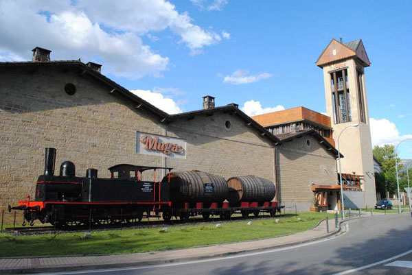 haroturismo's tweet photo. ¿Conoces la locomotora del #Barrio de la #Estación ?🧐 Esta #locomotora 🚂 con los llamados #fudres , #barricas gigantescas dónde antiguamente se transportaba el vino dirección Bilbao y de ahí al resto del mundo, da la bienvenida a nuestros visitantes @bodegasmuga #Haroturismo https://t.co/IiQcpSoXyo