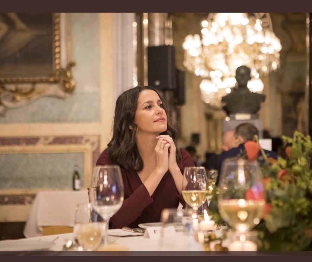 Que diuen que la <a href="/InesArrimadas/">Inés Arrimadas</a> ha demanat que retirin aquesta foto del fiestorro del <a href="/elespanolcom/">EL ESPAÑOL</a> d'ahir a Madrid.