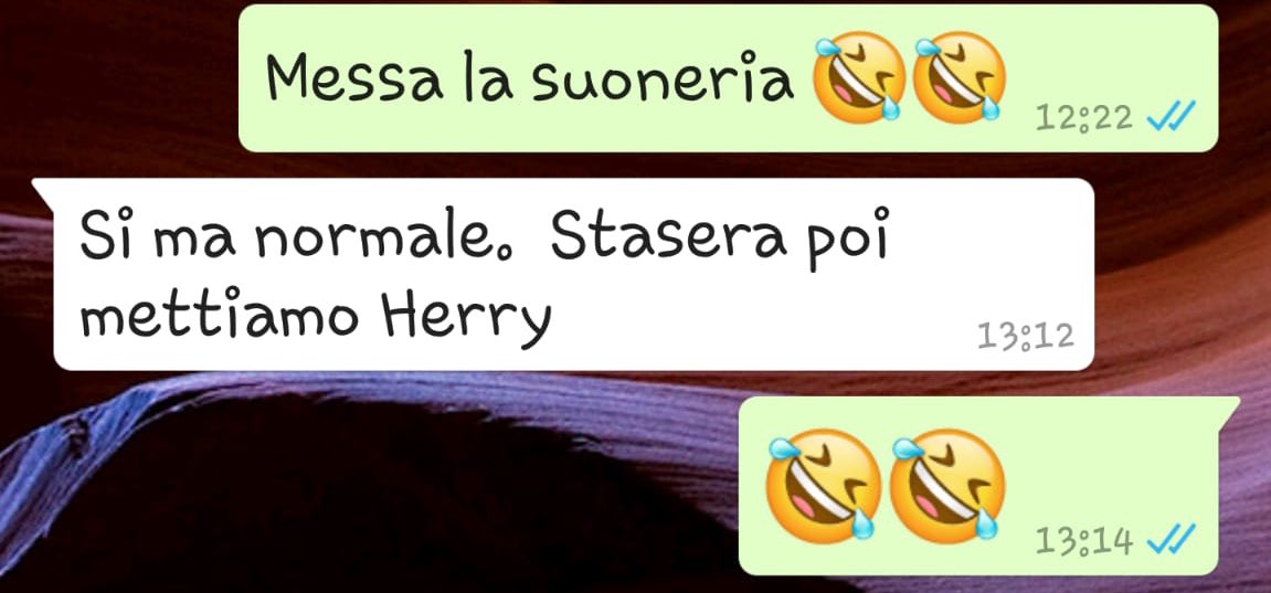 harrysvhands's tweet photo. Mio padre che avvisa mia madre che il suo telefono nuovo non ha suoneria giusta.
#herrystyles 💀 https://t.co/xoxsIX4Oac