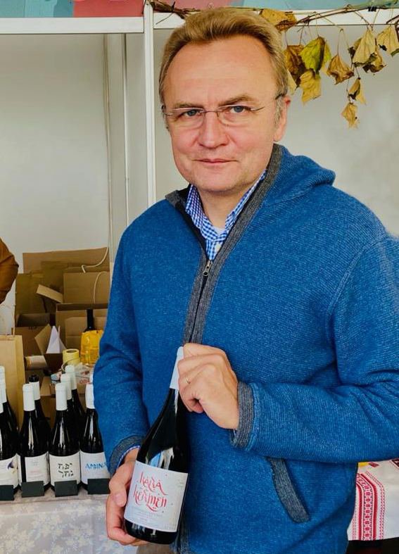 Простий львівський хлопець Андрій фотографується з найкращим українським вином.