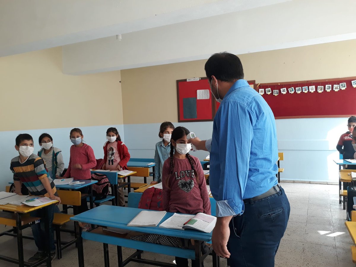 DedeOrtaokulu's tweet photo. Covid19 tedbirleri kapsamında öğrencilerimizin ve okul personellerimizin düzenli olarak ateş ölçümü  yapılıyor.
@diclemem21 @YUKSELARSLAN07 @ensarimuhammed @21Kozanzeki https://t.co/VEa8YKnxMe
