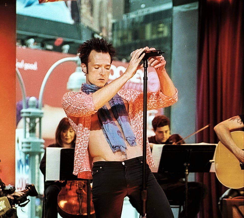 Happy Birthday to Hard Rock legend Scott Weiland!! Rest in Peace!! Go listen to some STP today!!