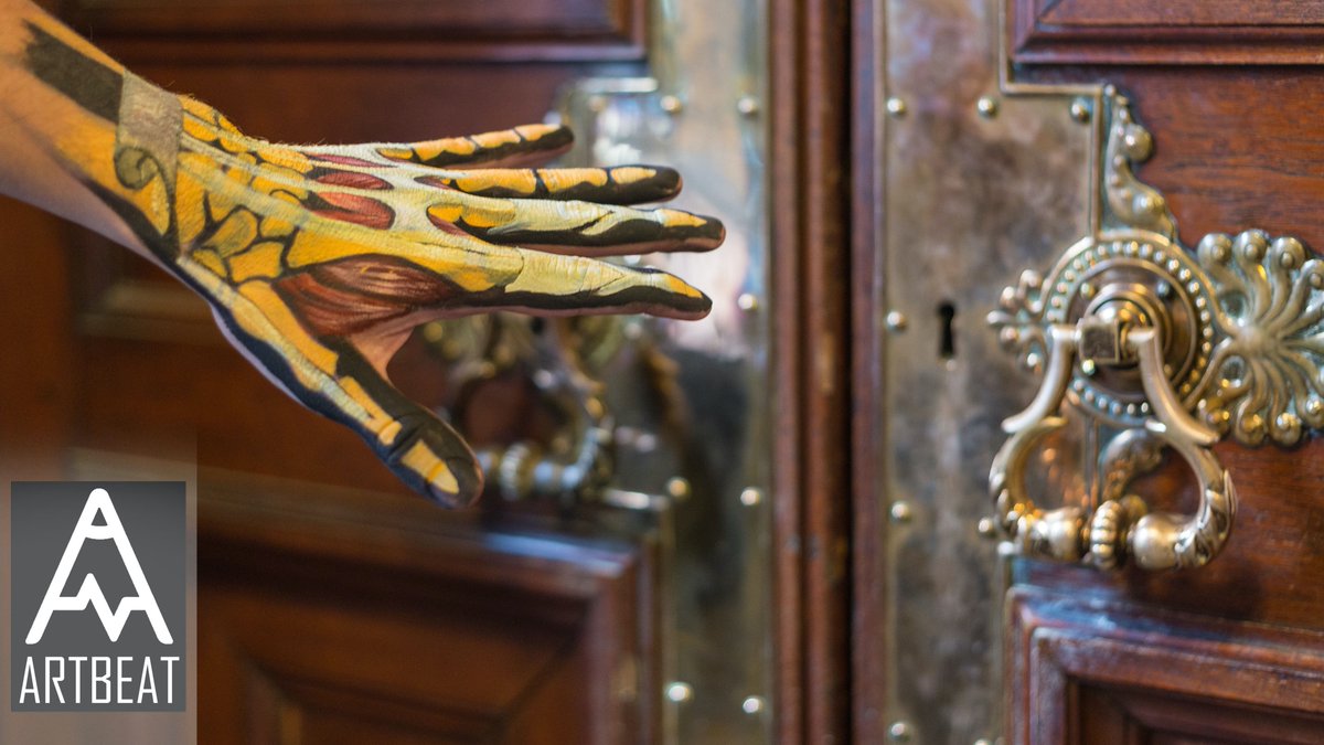 Today's photo is of the anatomy of the hand set against the historic doors in the Old Medical School, Teviot Place, @EdinburghUni @bmtoEdUni @AnatomyatEd @TeviotPlace  🦴🤚
#humananatomy #bodypainting #artandanatomy #learnbydoing