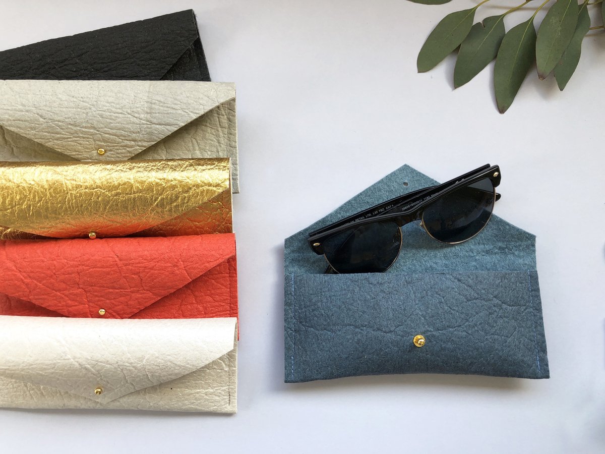 StudioLowen's tweet photo. My first tweet for @indie_roller #indierollerchristmas!

Looking forward to the Christmas Eco Market this Thursday... I'm giving the first 5 orders a surprise in their order!

I make these @PinatexOfficial purses and keyrings. Vegan friendly, plant based leather. I hope you like! https://t.co/NgKVFaoECx