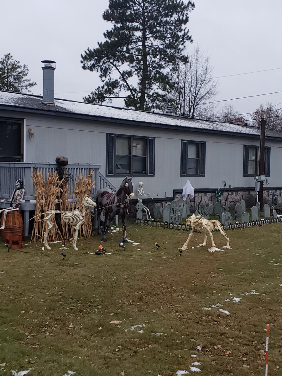 _officialadg's tweet photo. The residents of Kountry Squire in Mosinee, WI are really feeling the spirit of Halloween! Check out these festive photos from their annual Halloween decorating contest. 👻🎃🍂 
Big thanks to Donna, our CM, for getting everyone involved in this fun tradition! 😊 #Halloween2020 https://t.co/kvhao39vce