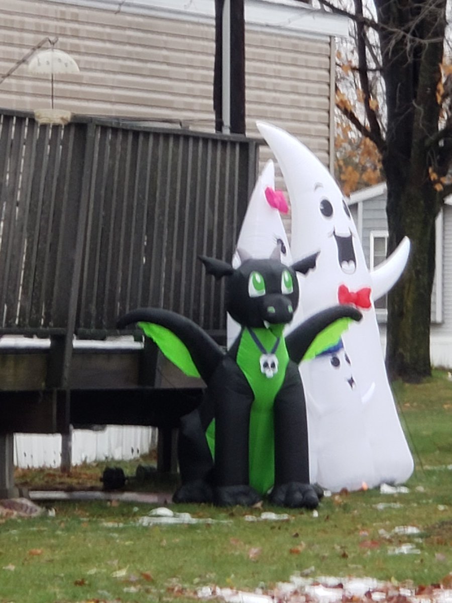 _officialadg's tweet photo. The residents of Kountry Squire in Mosinee, WI are really feeling the spirit of Halloween! Check out these festive photos from their annual Halloween decorating contest. 👻🎃🍂 
Big thanks to Donna, our CM, for getting everyone involved in this fun tradition! 😊 #Halloween2020 https://t.co/kvhao39vce