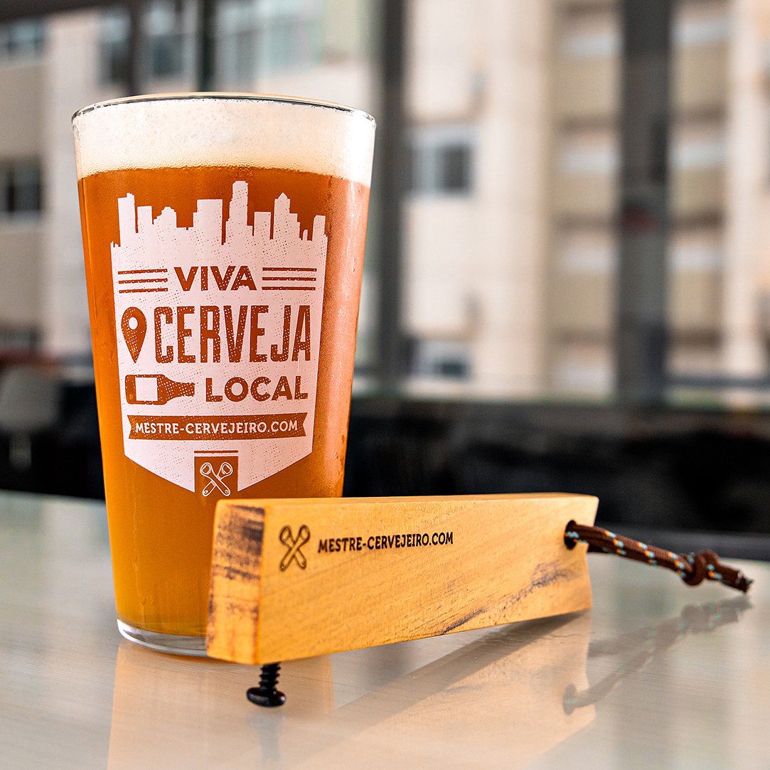 Conheça o copo Viva Cerveja Local e o nosso abridor de madeira!

O copo Viva Cerveja Local defende a valorização do produto local e tudo que ele representa. 

Nosso abridor de madeira exclusivo é feito de madeira de araucária certificada. Abre as garrafas sem amassar a tampinha!