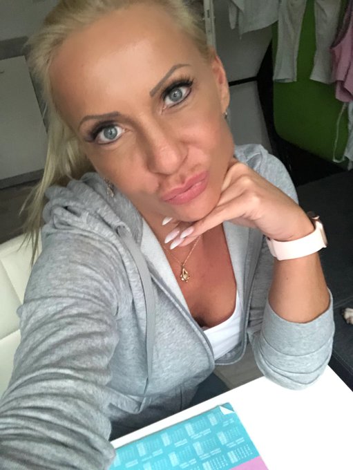 Jetzt noch bisschen Office und ab 22 Uhr bin ich dann wieder online f&uuml;r dich grrr 🥰😁 https://t.co/KqAZAzzLSM<a href="/tag/sexy"class="tags"><span>#sexy</span></a><a href="/tag/tattoos"class="tags"><span>#tattoos</span></a><a href="/tag/camgirl"class="tags"><span>#camgirl</span></a><a href="/tag/livestrip"class="tags"><span>#livestrip</span></a><a href="/tag/sharondavale"class="tags"><span>#sharondavale</span></a>