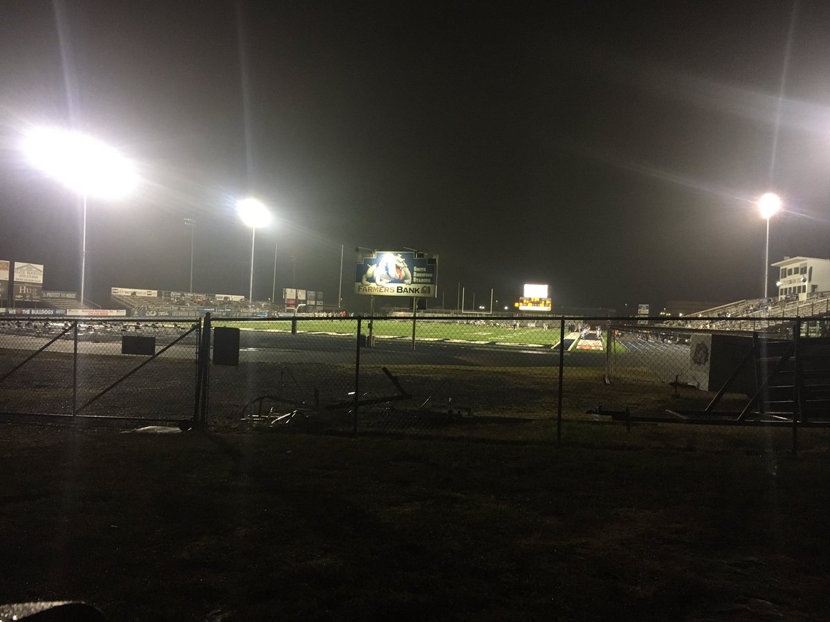 tim_radio's tweet photo. 7/8th grade 🏈🏈 Greenwood. Alma. Cold.  Rainy. #BulldogWeather https://t.co/pdmIKnPKOa