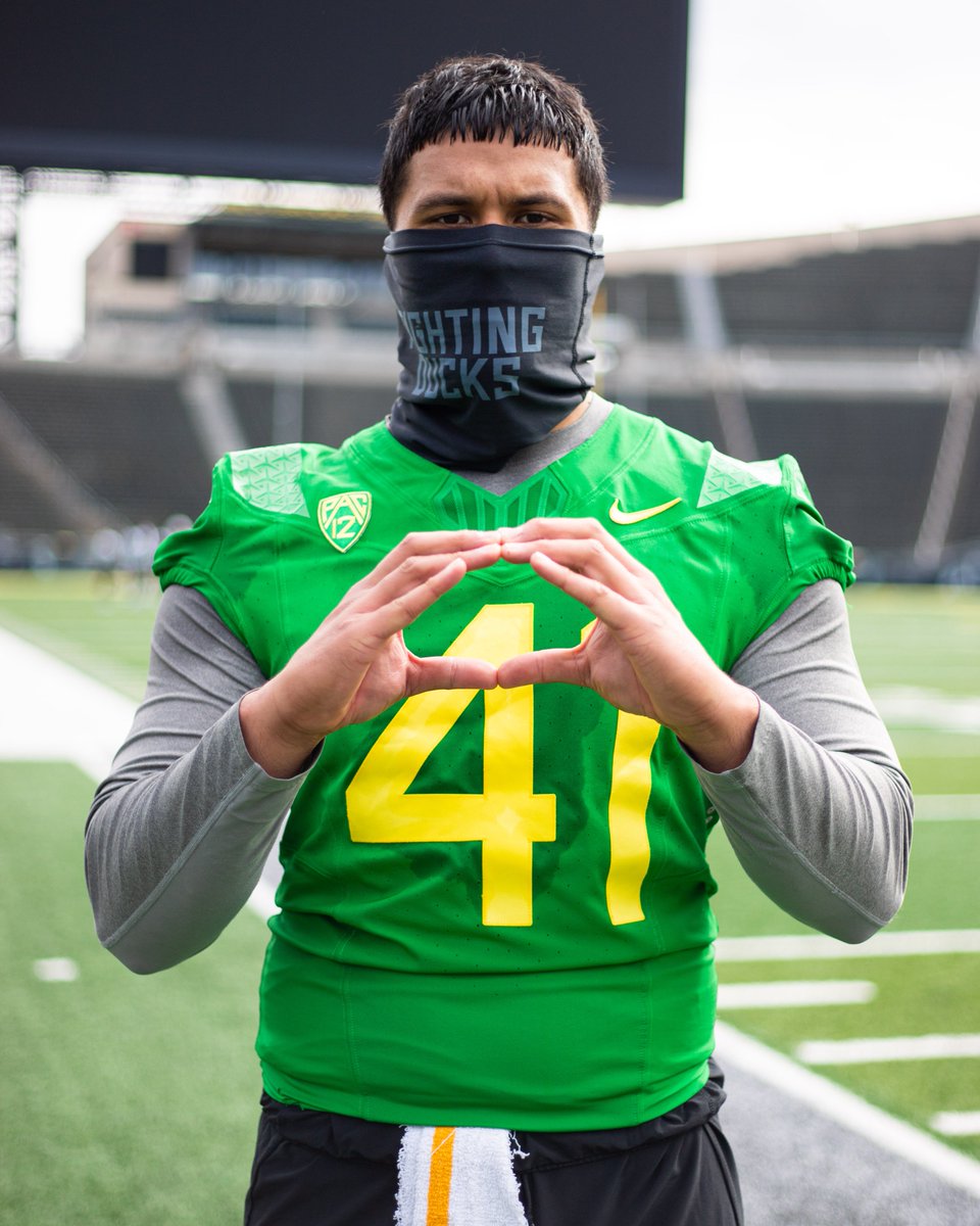 oregonfootball's tweet photo. Seizing the opportunity to make a positive impact on our community. Wear a mask.

#MaskUp  | #GoDucks https://t.co/NdqblkmPUg