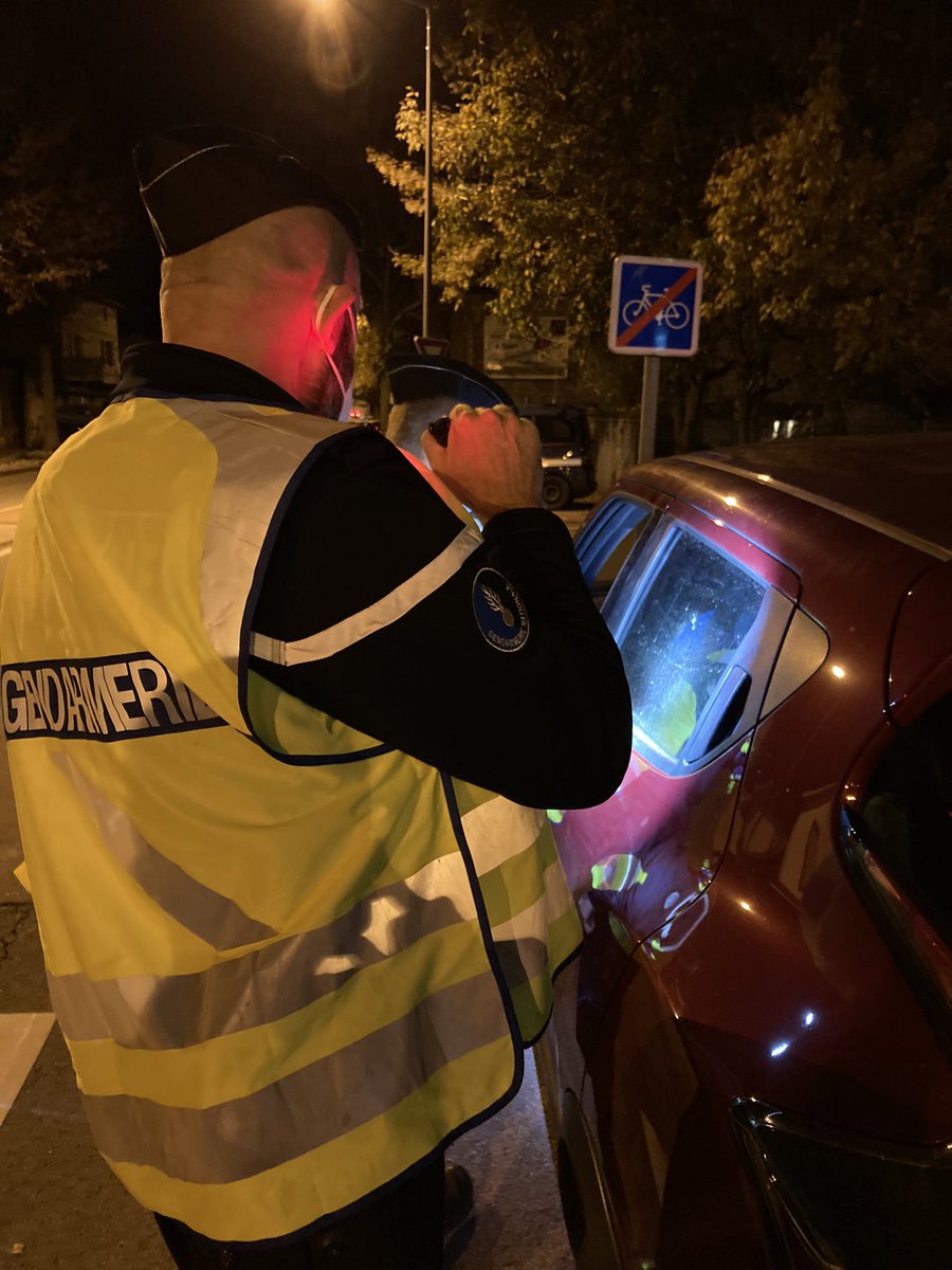 Je_Morin's tweet image. Chaque soir, neuf gendarmes réservistes sont mobilisés dans le #Rhône - comme ici mardi soir à #Anse - pour faire respecter le couvre-feu... et bientôt le #confinement2 ?