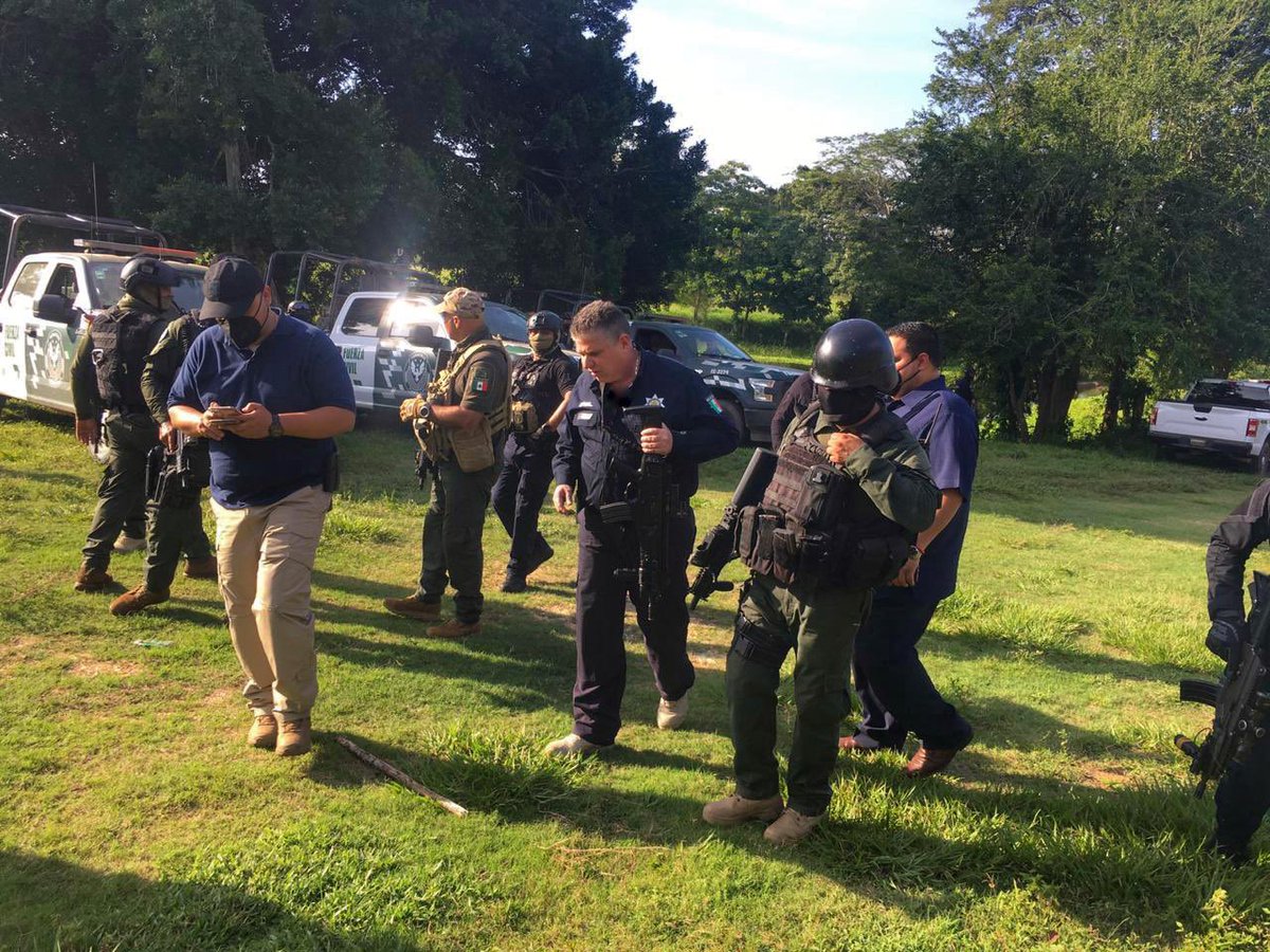 HGutierrez_M's tweet photo. Como parte de las acciones para inhibir la incidencia delictiva, este día encabezo el operativo de vigilancia en la zona sur de Veracruz, tras los ataques que sufrieron elementos de la Fuerza Civil. https://t.co/7otkcFa4AS