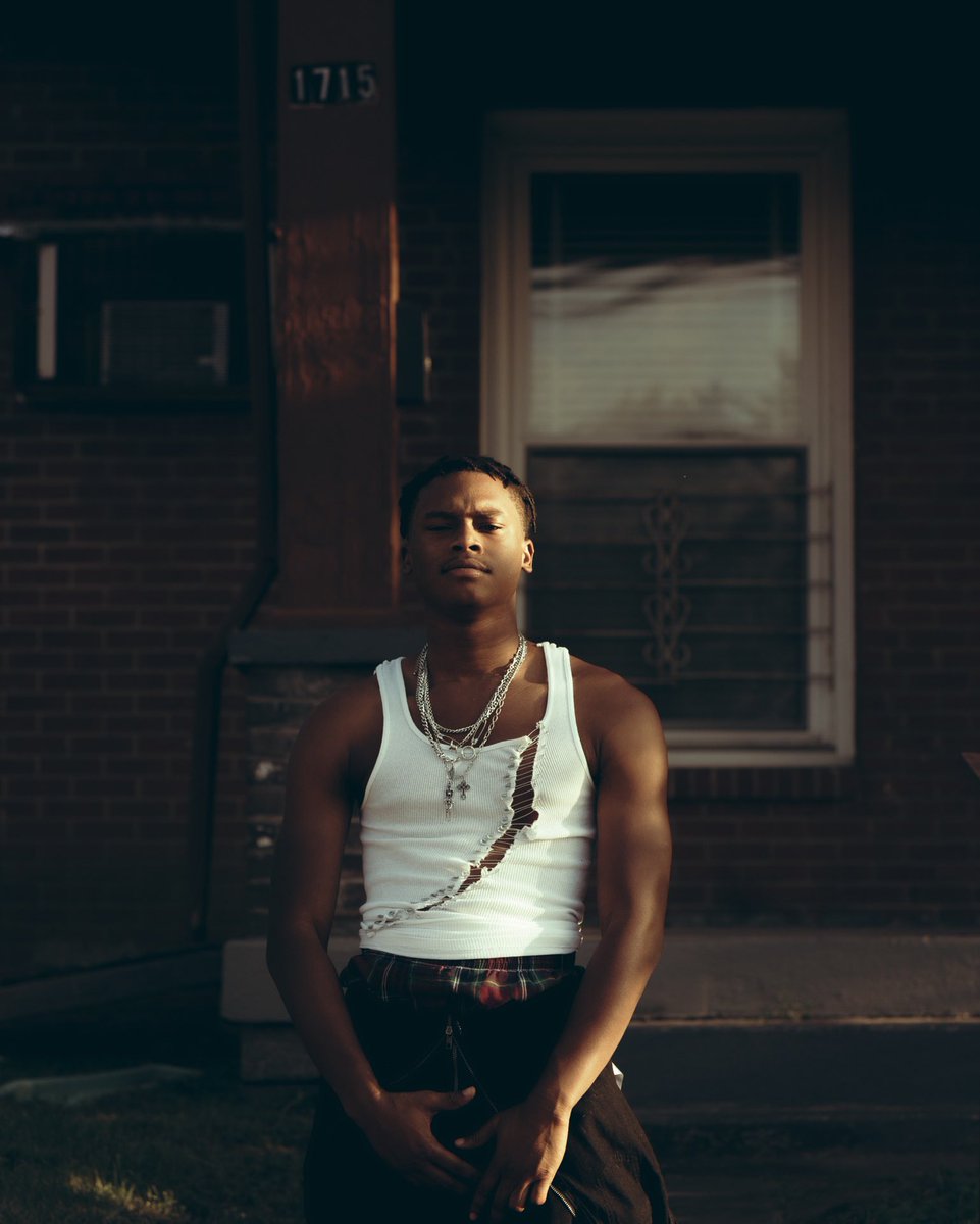 DEW888NE's tweet image. “IT’S ABOUT BEING MASCULINE &amp;amp; FEMININE AT THE SAME TIME.” 

we all have a feminine side, but that doesn’t mean it takes away from our masculinity. 

stylist/creative direct. | @DEWAYNEMOJI 
shot by | @BobbySuave_ 
muse | @Ace25Young