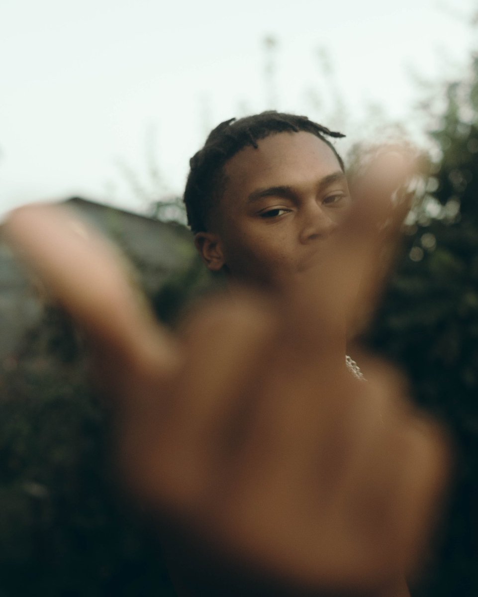 DEW888NE's tweet image. “IT’S ABOUT BEING MASCULINE &amp;amp; FEMININE AT THE SAME TIME.” 

we all have a feminine side, but that doesn’t mean it takes away from our masculinity. 

stylist/creative direct. | @DEWAYNEMOJI 
shot by | @BobbySuave_ 
muse | @Ace25Young