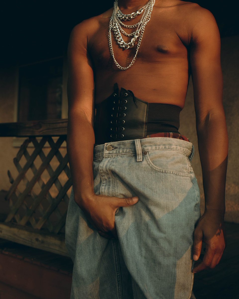 DEW888NE's tweet image. “IT’S ABOUT BEING MASCULINE &amp;amp; FEMININE AT THE SAME TIME.” 

we all have a feminine side, but that doesn’t mean it takes away from our masculinity. 

stylist/creative direct. | @DEWAYNEMOJI 
shot by | @BobbySuave_ 
muse | @Ace25Young