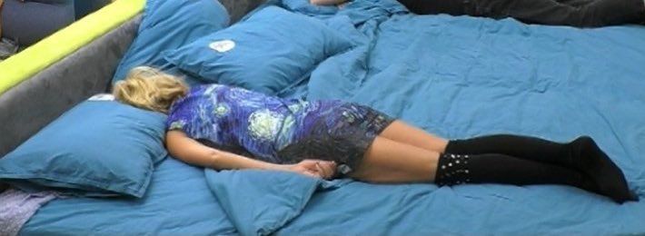 xsagitt's tweet photo. MTR distrutta che dorme sul letto perché passa tutto il giorno tutti i giorni a pulire e cucinare per 13 persone. In cambio, ovviamente, riceve solo nomination e giudizi negativi. #GFVIP https://t.co/Q4i2jsNcS5