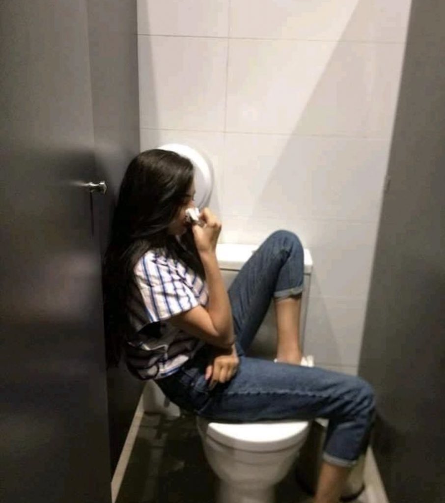 NadaMakroum's tweet photo. انتي تقدري تشتغلي تحت ضغط ومش هتعيطي .. After one minute .. يارب انا خلاص عايزه اتجوز واقعد في البيت 😭😂 https://t.co/QgQ35CVCmZ