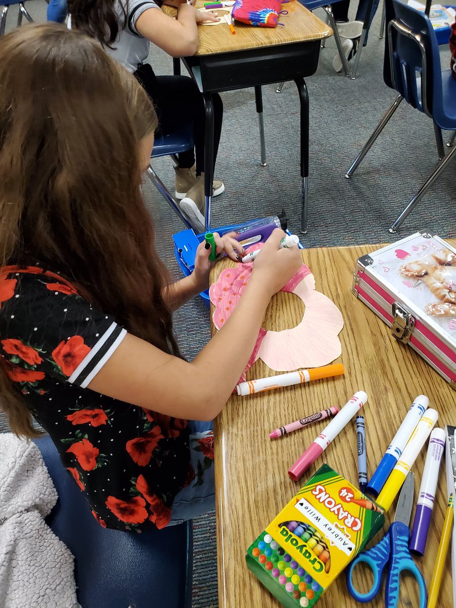 debianderson313's tweet photo. We made thought bubbles and learned about metacognition today.  We learned to think about what we are reading and ask ourselves questions.  They also loved being creative and decorating them.  #beepicin2020 @HREHawks https://t.co/9qA67yeX3P