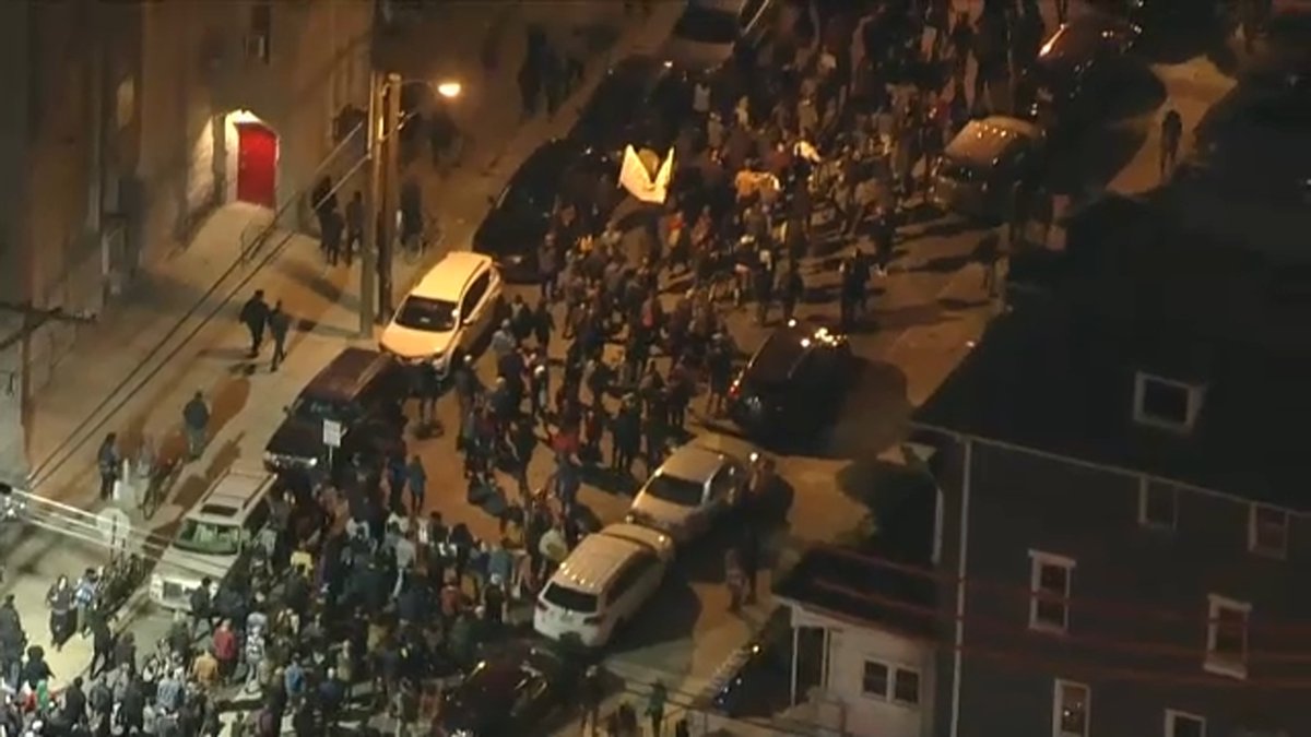 6abc's tweet image. HAPPENING NOW: Protesters march in Philadelphia after fatal police shooting of Walter Wallace Jr. | LIVE VIDEO #phillyprotests #WalterWallaceJr
6abc.cm/37Ngfeg