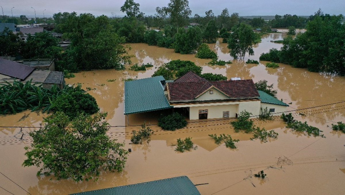 ajplus's tweet photo. Vietnam is evacuating over half a million people from its central coast ahead of Typhoon Molave, expected to be "one of the worst storms" in 20 years.

It is its 4th major storm this month, with over 130 people killed. Many areas are still flooded, with 178,000 homes inundated. https://t.co/7g9tw88yIf
