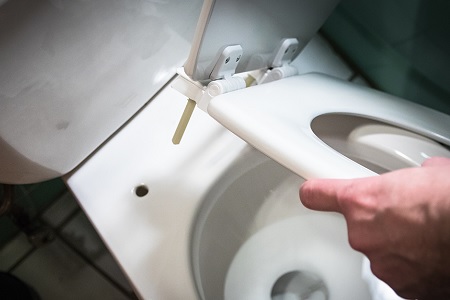 bidetsplus's tweet image. Bidet seats are easy to install and it only takes about 20 minutes.  Added benefit:  a heated toilet seat!  Get in front of the TP shortage this winter.  Learn more by checking out our latest blog post:  blog.bidetsplus.com/blog/bidet-ins…