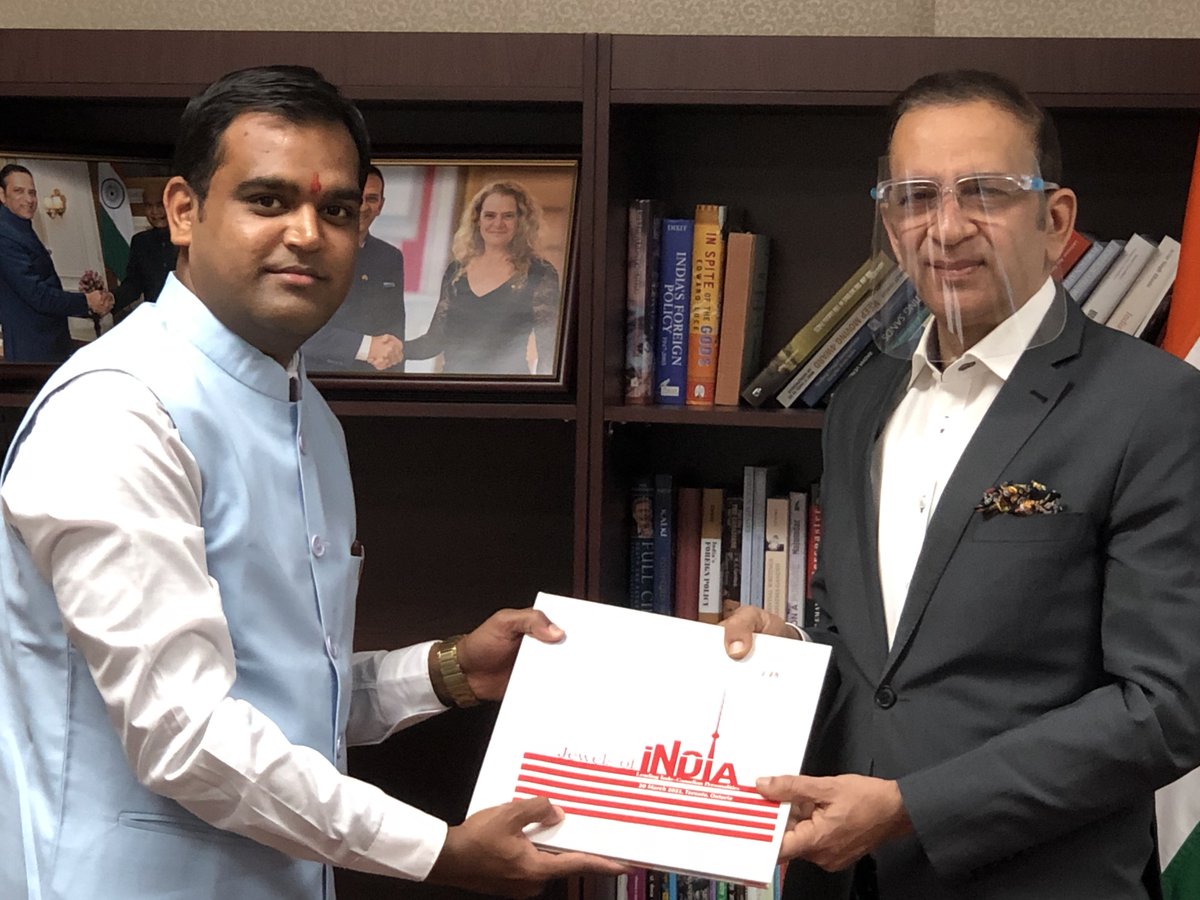 ManeeshMedia's tweet photo. A moment of pride. Celebrating India in Canada!
Presenting #JewelsofPunjab to His Excellency @Ajaybis sir.
Briefed him about the ongoing compilation on the Indo-Canadian Families @KumawatTweet
@HCI_Ottawa @cgivancouver @IndiainToronto https://t.co/oViUg00hKc