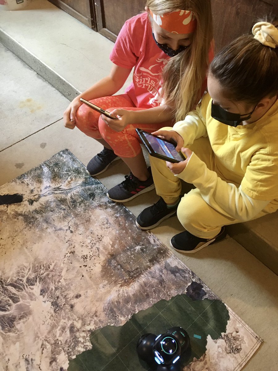 graphic_i's tweet photo. The Space Nuggets on day 1 (Monday) of “CRAZY WEEK” as they try to knock out an entire quest in 5 days! We broke down into 3 small groups...1 programming, 1 writing the accompanying script, and one on video editing ❤️🙌🏻#teamwork #girlssolveit #googlegirlssolveit #fordgirlsinstem https://t.co/e90Ns6oF4Q