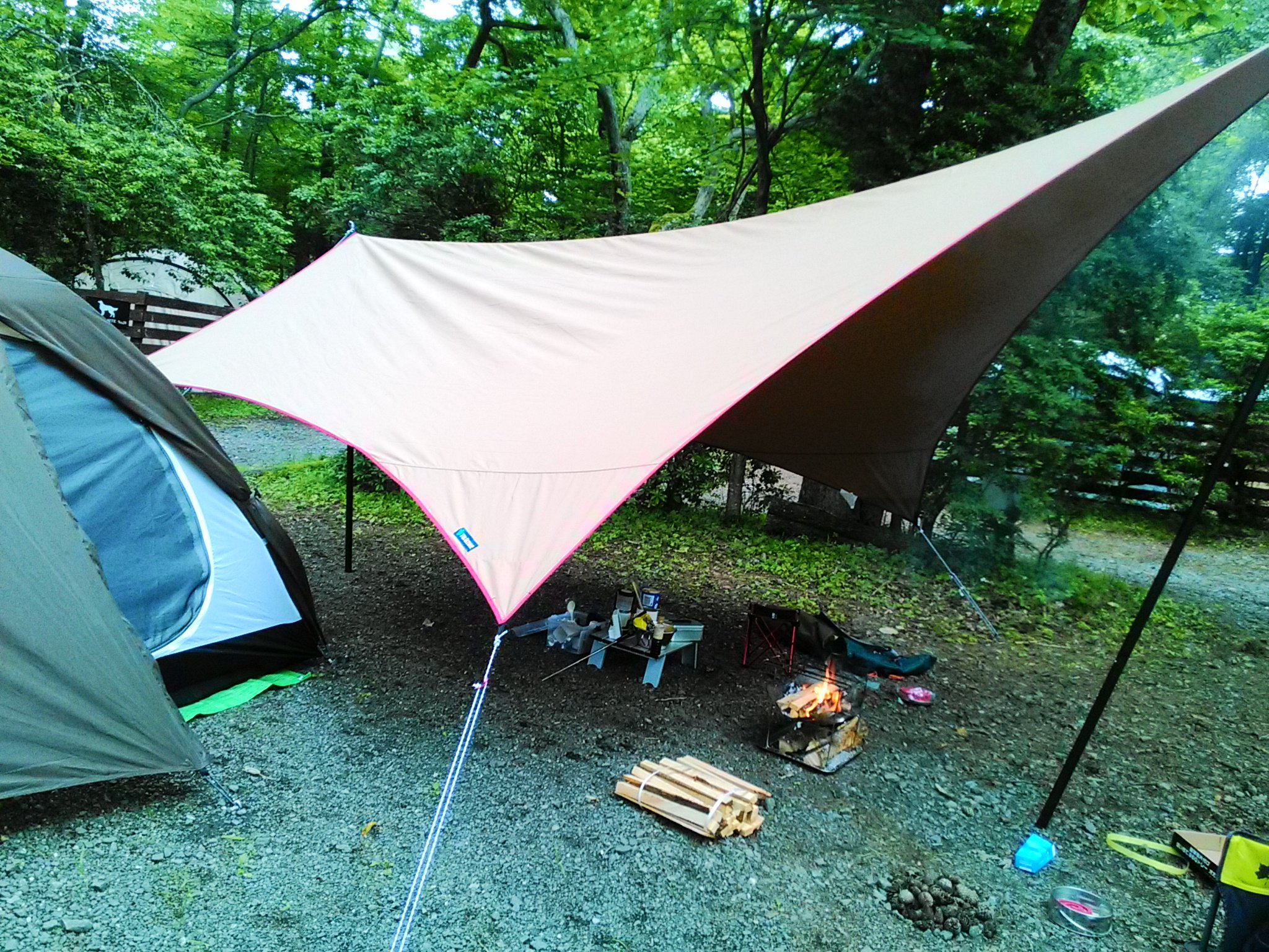 ももたろ E 単身赴任6年目 16kuu 似た大きさのイグニオ3人用テントをバックパック用として使ってますが タープはテンマクのムササビウイングtc焚き火です ソロにはちょうど良い大きさかと思いますよ ただ 少々重いですが 2 5kg 雨の日