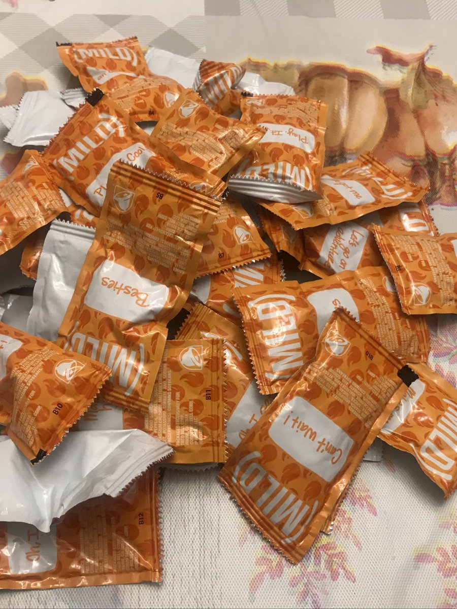 MarketingGold3's tweet photo. Go to McDonalds and ask for ketchup and they give you one packet, @tacobell gives you a years  supply of sauce for three tacos. 🙌 https://t.co/mU0Oppxf6x